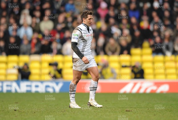 06.04.08 - Saracens v Ospreys - Heineken Cup Quarter Final - Ospreys Gavin Henson leaves the field with a foot injury 