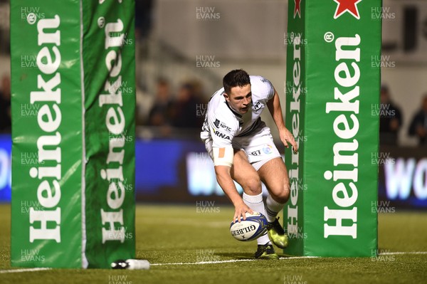 211017 - Saracens v Ospreys - European Rugby Champions Cup - Owen Watkin of Ospreys runs in to score try