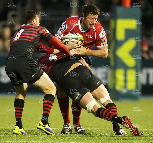 171113 - Saracens v Scarlets - LV= Cup - Richard Kelly of Scarlets is tackled by Ben Spencer and Alistair Hargreaves of Saracens 