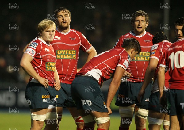 171113 - Saracens v Scarlets - LV= Cup - Scarlets dejected after the game 