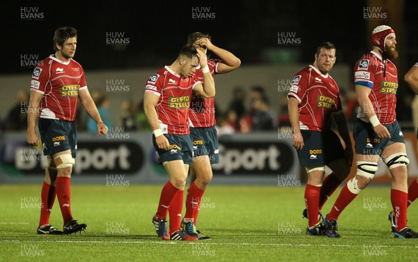 171113 - Saracens v Scarlets - LV= Cup - Scarlets dejected after the game 