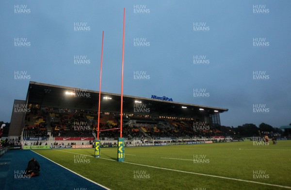 171113 - Saracens v Scarlets - LV= Cup - General View of Allianz Park  