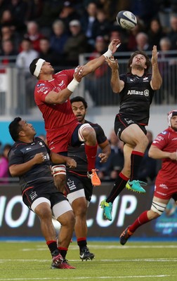 221016 - Saracens v Scarlets - European Rugby Champions Cup - Aaron Shingler of Scarlets goes up for the ball with Marcelo Bosch of Saracens