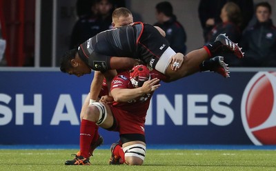 221016 - Saracens v Scarlets - European Rugby Champions Cup - Mako Vunipola of Saracens is tackled by Samson Lee and Will Boyde of Scarlets