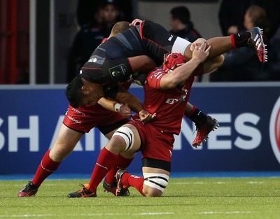 221016 - Saracens v Scarlets - European Rugby Champions Cup - Mako Vunipola of Saracens is tackled by Samson Lee and Will Boyde of Scarlets