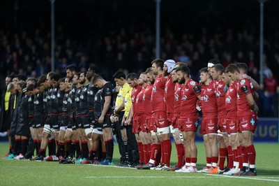 221016 - Saracens v Scarlets - European Rugby Champions Cup - The teams hold a minute silence for Anthony Foley