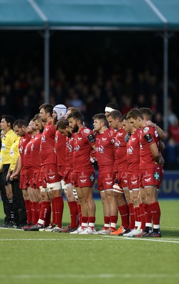 221016 - Saracens v Scarlets - European Rugby Champions Cup - The teams hold a minute silence for Anthony Foley