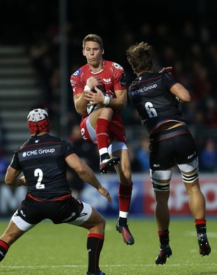 221016 - Saracens v Scarlets - European Rugby Champions Cup - Liam Williams of Scarlets catches the high ball