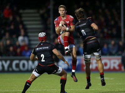 221016 - Saracens v Scarlets - European Rugby Champions Cup - Liam Williams of Scarlets catches the high ball