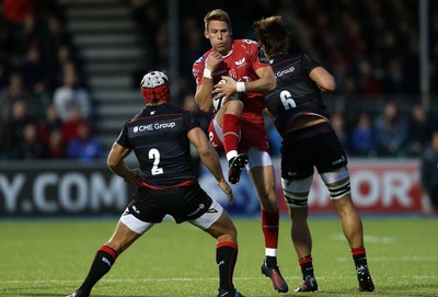 221016 - Saracens v Scarlets - European Rugby Champions Cup - Liam Williams of Scarlets catches the high ball