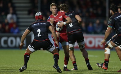 221016 - Saracens v Scarlets - European Rugby Champions Cup - Liam Williams of Scarlets catches the high ball