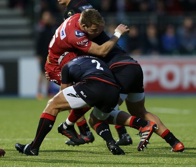 221016 - Saracens v Scarlets - European Rugby Champions Cup - Liam Williams of Scarlets is tackled by Shalk Brits and Juan Figallo of Saracens