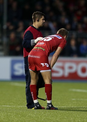 221016 - Saracens v Scarlets - European Rugby Champions Cup - Liam Williams of Scarlets goes off injured