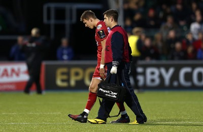 221016 - Saracens v Scarlets - European Rugby Champions Cup - Liam Williams of Scarlets goes off injured