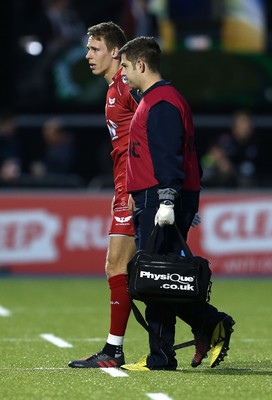 221016 - Saracens v Scarlets - European Rugby Champions Cup - Liam Williams of Scarlets goes off injured