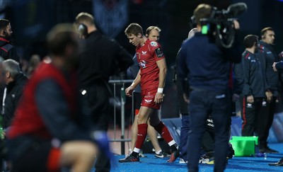 221016 - Saracens v Scarlets - European Rugby Champions Cup - Liam Williams of Scarlets goes off injured