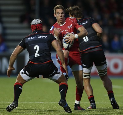 221016 - Saracens v Scarlets - European Rugby Champions Cup - Liam Williams of Scarlets catches the high ball