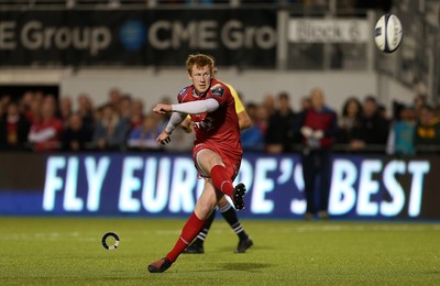 221016 - Saracens v Scarlets - European Rugby Champions Cup - Rhys Patchell of Scarlets kicks a penalty