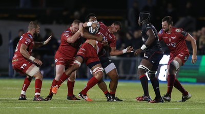 221016 - Saracens v Scarlets - European Rugby Champions Cup - Aaron Shingler of Scarlets is tackled by Billy Vunipola of Saracens