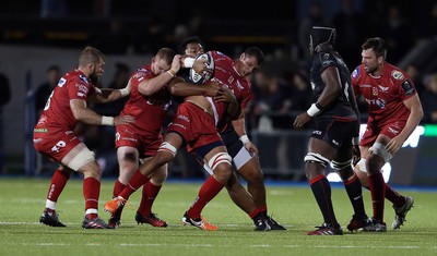 221016 - Saracens v Scarlets - European Rugby Champions Cup - Aaron Shingler of Scarlets is tackled by Billy Vunipola of Saracens