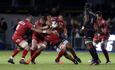 221016 - Saracens v Scarlets - European Rugby Champions Cup - Aaron Shingler of Scarlets is tackled by Billy Vunipola of Saracens