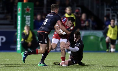 221016 - Saracens v Scarlets - European Rugby Champions Cup - Steff Evans of Scarlets is tackled by Owen Farrell of Saracens