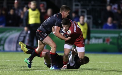 221016 - Saracens v Scarlets - European Rugby Champions Cup - Steff Evans of Scarlets is tackled by Owen Farrell of Saracens