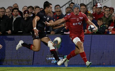 221016 - Saracens v Scarlets - European Rugby Champions Cup - Jonathan Davies of Scarlets is tackled by Sean Maitland of Saracens