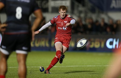 221016 - Saracens v Scarlets - European Rugby Champions Cup - Rhys Patchell of Scarlets kicks a penalty