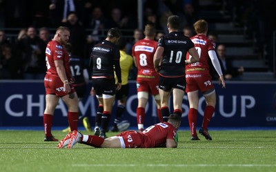 221016 - Saracens v Scarlets - European Rugby Champions Cup - Dejected Gareth Davies of Scarlets and Scarlets after Saracens score a try