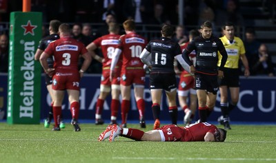 221016 - Saracens v Scarlets - European Rugby Champions Cup - Dejected Gareth Davies of Scarlets and Scarlets after Saracens score a try