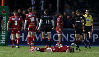 221016 - Saracens v Scarlets - European Rugby Champions Cup - Dejected Gareth Davies of Scarlets and Scarlets after Saracens score a try