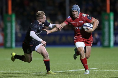 221016 - Saracens v Scarlets - European Rugby Champions Cup - Jonathan Davies of Scarlets is tackled by Brad Barritt of Saracens