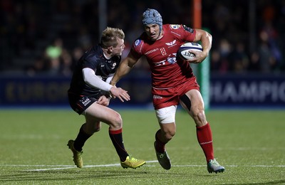 221016 - Saracens v Scarlets - European Rugby Champions Cup - Jonathan Davies of Scarlets is tackled by Brad Barritt of Saracens