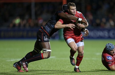 221016 - Saracens v Scarlets - European Rugby Champions Cup - Steff Hughes of Scarlets is tackled by Maro Itoje of Saracens