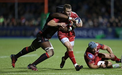 221016 - Saracens v Scarlets - European Rugby Champions Cup - Steff Hughes of Scarlets is tackled by Maro Itoje of Saracens