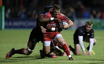 221016 - Saracens v Scarlets - European Rugby Champions Cup - Steff Hughes of Scarlets is tackled by Maro Itoje of Saracens