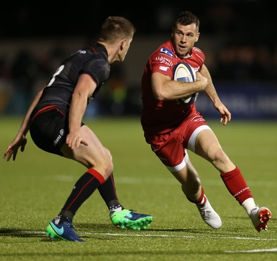 221016 - Saracens v Scarlets - European Rugby Champions Cup - Gareth Davies of Scarlets is tackled by Owen Farrell of Saracens