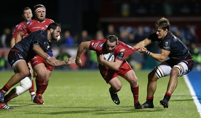 221016 - Saracens v Scarlets - European Rugby Champions Cup - Ken Owens of Scarlets is tackled by Juan Figallo and Michael Rhodes of Saracens