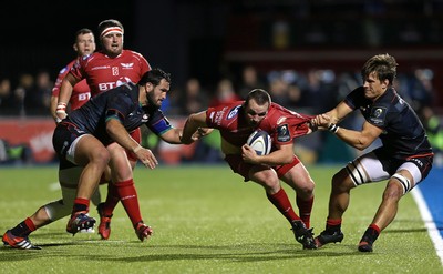 221016 - Saracens v Scarlets - European Rugby Champions Cup - Ken Owens of Scarlets is tackled by Juan Figallo and Michael Rhodes of Saracens