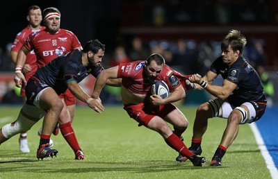 221016 - Saracens v Scarlets - European Rugby Champions Cup - Ken Owens of Scarlets is tackled by Juan Figallo and Michael Rhodes of Saracens