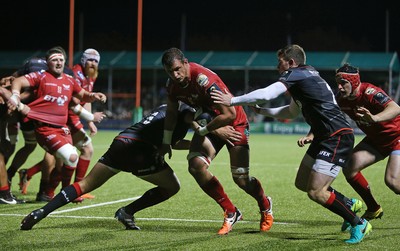 221016 - Saracens v Scarlets - European Rugby Champions Cup - Aaron Shingler of Scarlets powers through to score a try