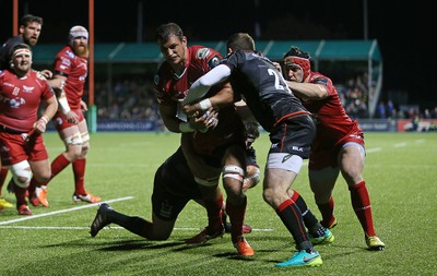 221016 - Saracens v Scarlets - European Rugby Champions Cup - Aaron Shingler of Scarlets powers through to score a try