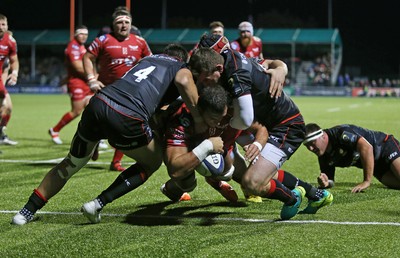 221016 - Saracens v Scarlets - European Rugby Champions Cup - Aaron Shingler of Scarlets powers through to score a try