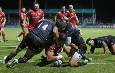 221016 - Saracens v Scarlets - European Rugby Champions Cup - Aaron Shingler of Scarlets powers through to score a try