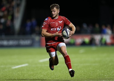 221016 - Saracens v Scarlets - European Rugby Champions Cup - Steff Hughes of Scarlets runs with the ball