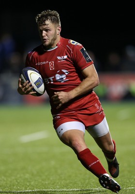 221016 - Saracens v Scarlets - European Rugby Champions Cup - Steff Hughes of Scarlets runs with the ball