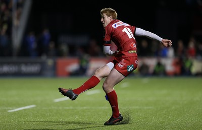 221016 - Saracens v Scarlets - European Rugby Champions Cup - Rhys Patchell of Scarlets kicks a penalty