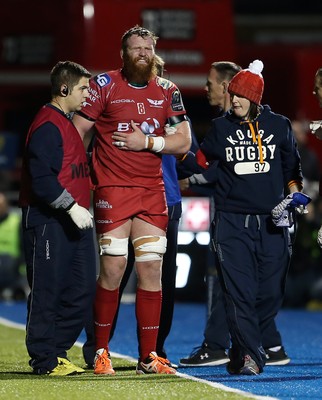 221016 - Saracens v Scarlets - European Rugby Champions Cup - Jake Ball of Scarlets leaves the pitch injured clearly in pain