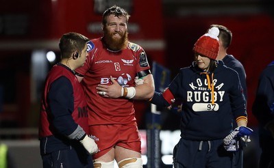 221016 - Saracens v Scarlets - European Rugby Champions Cup - Jake Ball of Scarlets leaves the pitch injured clearly in pain